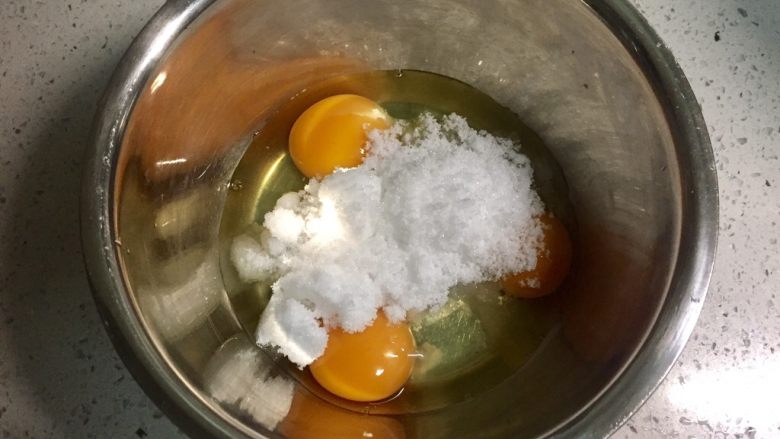奥利奥向日葵纸杯蛋糕,无水无油的打蛋盆里磕入3个鸡蛋，一次性倒入细砂糖。