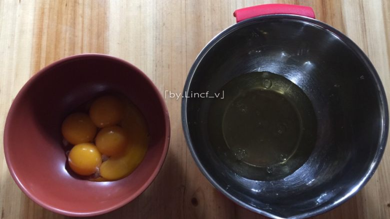 可可戚风蛋糕（八寸）,将鸡蛋的蛋黄与蛋清分离，蛋清放在无水无油的打蛋盘中，待用
