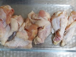 板栗炖鸡腿,小鸡腿洗净用剪刀剪几下，方便腌制入味