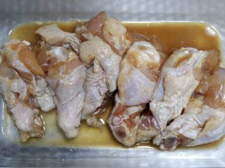 板栗炖鸡腿,放入一勺料酒，一小勺盐，一勺海鲜酱油，腌制30分钟