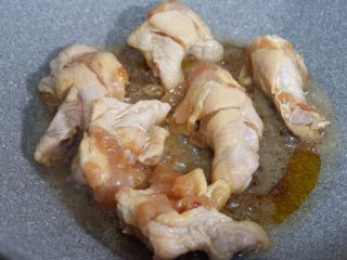 板栗炖鸡腿,加入腌制好的鸡腿翻炒至上色