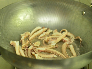 双椒鱿鱼须,锅里放少许油，烧热后放鱿鱼须煸炒一下盛出待用