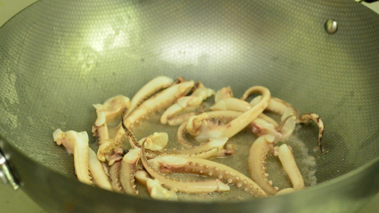 双椒鱿鱼须,锅里放少许油，烧热后放鱿鱼须煸炒一下盛出待用