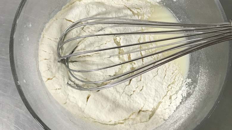双色蛋糕卷,筛入低筋面粉，用手动打蛋器无规则的搅拌均匀。
