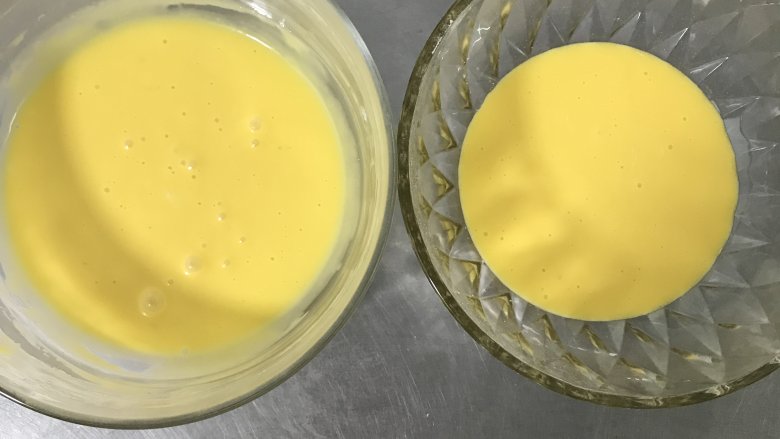 双色蛋糕卷,将蛋黄糊平均分成2份。
