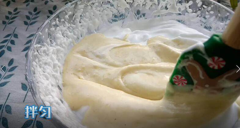 基础新手戚风蛋糕详细做法（视频菜谱）,再将搅拌好的蛋黄糊倒入蛋白霜中 切拌匀