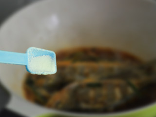酱烧小黄鱼,10分钟后调入少许盐和白糖，开大火收汁