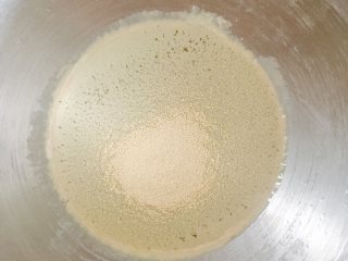 肠仔包,搅拌盆加入180g温水、加入酵母粉，静置5分钟；筛入面粉、加入鸡蛋、盐、糖；