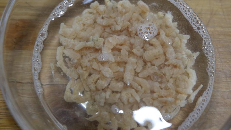 广式腊味萝卜糕,虾米用水泡10分钟