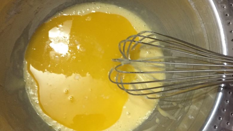 百变水果＋百香果玛德琳,将黄油倒入混合好的鸡蛋液中，搅拌均匀。
