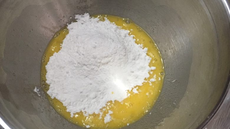 百变水果＋百香果玛德琳,鸡蛋打散放入细砂糖。