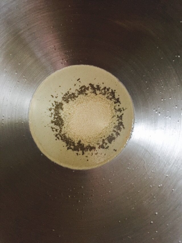 豆沙毛毛虫, 搅拌盆加入180g温水，加入6g酵母粉，静置5分钟