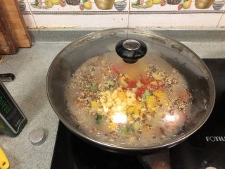 墨西哥风味藜麦饭,盖好锅盖，大火焖10分钟！中间需要打开盖子搅拌食材，观察一下水量，如果说太少适当加入一些.
