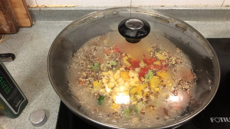 墨西哥风味藜麦饭,盖好锅盖，大火焖10分钟！中间需要打开盖子搅拌食材，观察一下水量，如果说太少适当加入一些.