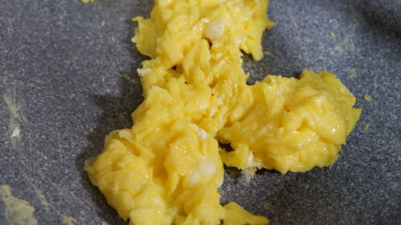 龙利鱼嫩滑蛋,将鸡蛋炒至7分熟