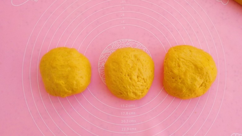 南瓜吐司,将面团分成3份大小均等的面团