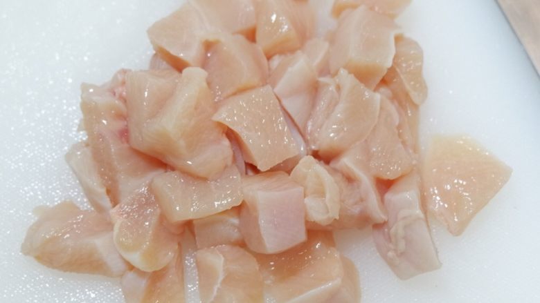 宝宝食谱—玉米鸡肉丸,切成小块