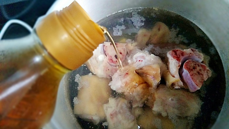 砂锅焖猪蹄,把生姜猪蹄放入有水的锅中。倒入料酒过血水去腥