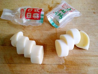 脆皮日式豆腐,日式豆腐从中间切开后挤出，再等分切成小块。