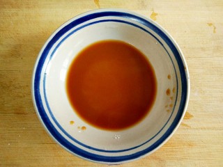 脆皮日式豆腐,用1勺蚝油，1勺日式酱油（可用味极鲜酱油代替），1勺玉米淀粉，4勺清水，调碗芡。
