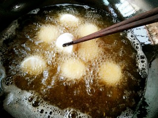 脆皮日式豆腐,锅中适量油烧至7成热,放入裹好淀粉的日式豆腐。