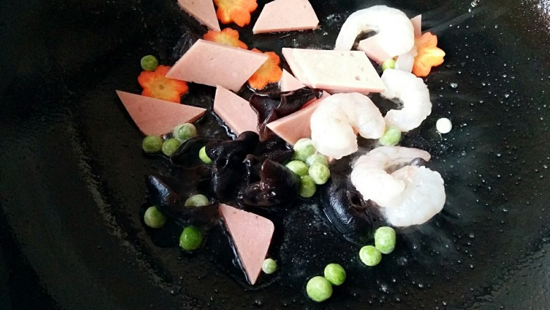 脆皮日式豆腐,锅中留适量底油，下入配菜，翻炒。