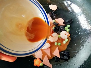 脆皮日式豆腐,炒至虾仁变红后，倒入碗芡，调至小火。