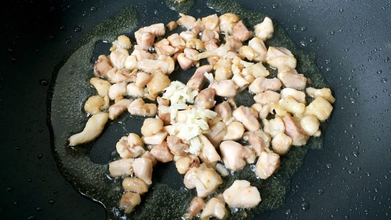 电饭煲+香菇鸡腿焖饭,放入大蒜翻炒出香味。