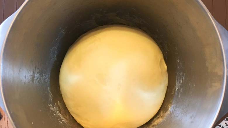 黃金椰蓉吐司,一個小時后，麵團就變成黃胖子了~約發酵前的2-3倍大小。