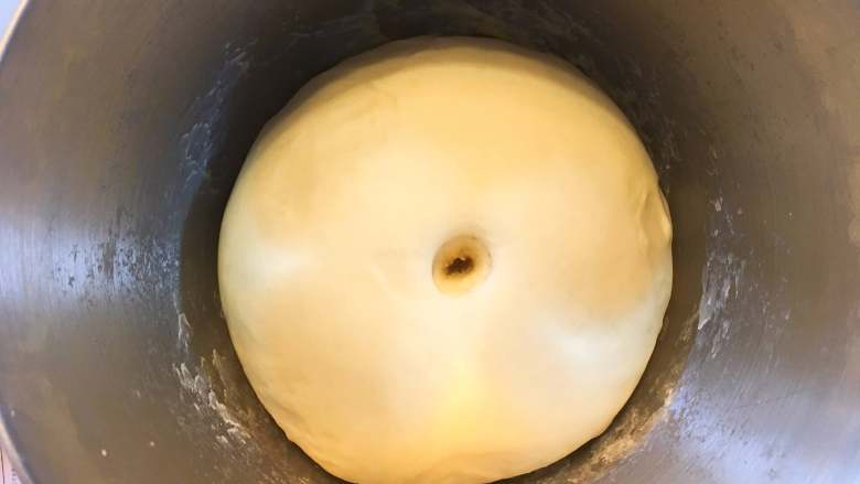 黃金椰蓉吐司,如何檢測發酵是否成功呢？
用食指沾少許麵粉，插入麵團中央，如果洞口沒回縮，表明發酵得非常非常好！