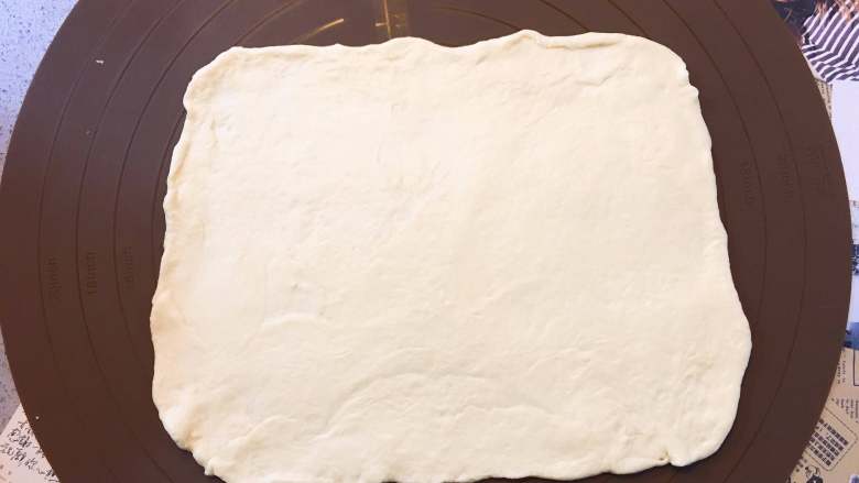 黃金椰蓉吐司,把排氣完成的麵團擀成30*30/30*40的方形麵片。