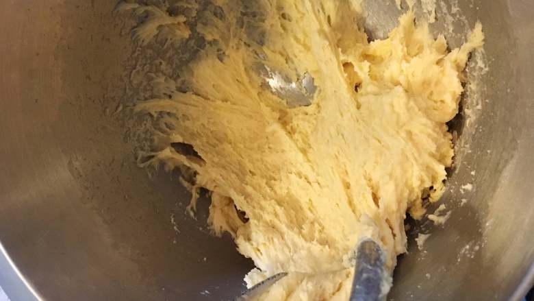 黃金椰蓉吐司,開啟廚師機，讓麵團達到起筋狀態。