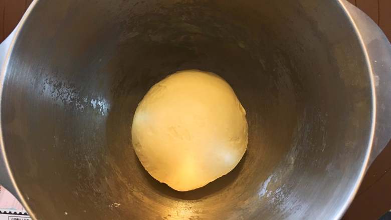 黃金椰蓉吐司,手套膜已經出來啦~
把麵團整理光滑，放入料理中準備第一次發酵。