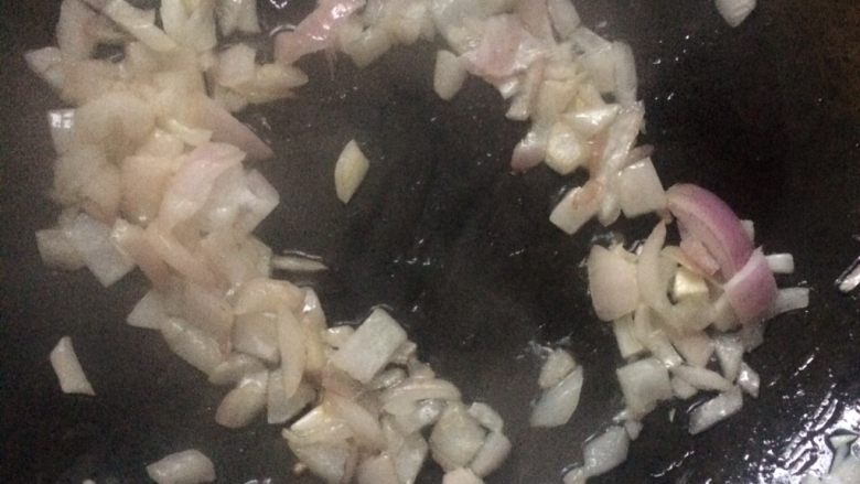 咖喱鱼丸,锅内放油，洋葱炒香