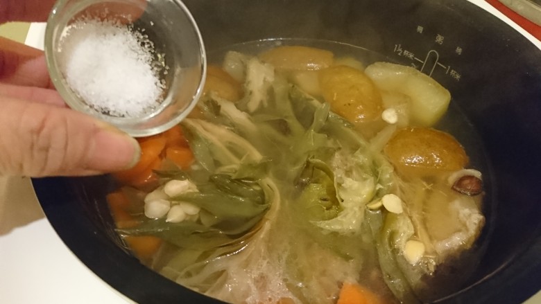 电饭煲+霸王花蜜枣梨子红萝卜煲瘦肉,時間到只要吊鹽調味就好啦！