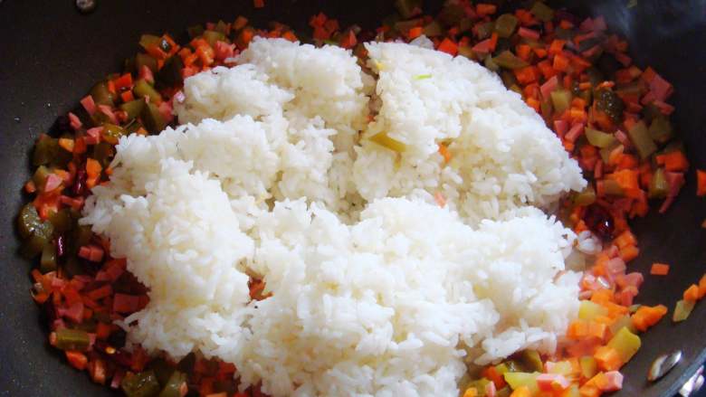 酸甜青瓜炒饭,倒入米饭。
