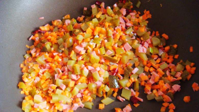 酸甜青瓜炒饭,切好的菜粒全部倒入锅内，翻炒均匀。