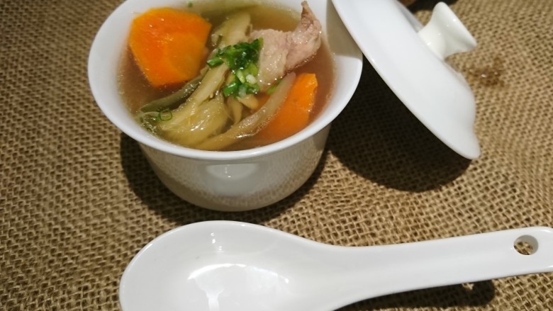 电饭煲+霸王花蜜枣梨子红萝卜煲瘦肉,其實只要喝湯就好！撈材料是給大家看有啥料！🤣