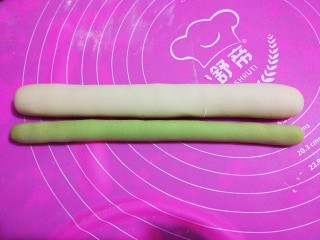 翡翠水饺,绿色面团搓成和白色面团一样长度。