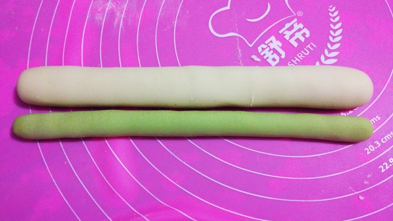 翡翠水饺,绿色面团搓成和白色面团一样长度。