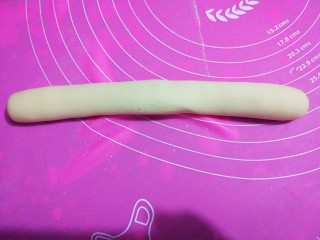 翡翠水饺,白色面团搓长条。