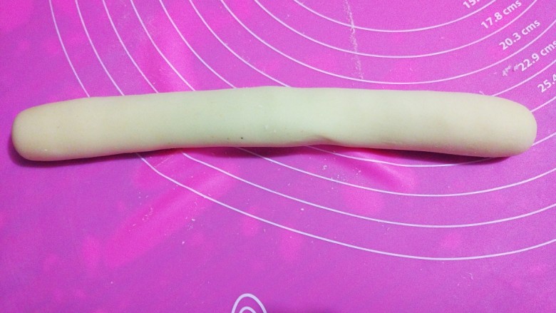 翡翠水饺,白色面团搓长条。