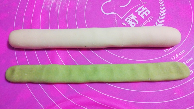 翡翠水饺,绿色面团用手压扁。