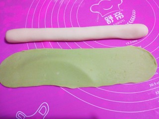 翡翠水饺,绿色面团用擀面杖擀宽（长度不变）。