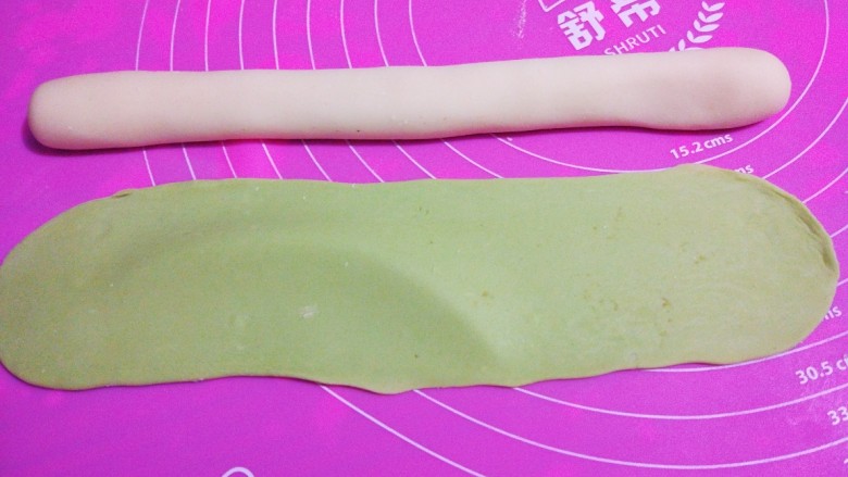 翡翠水饺,绿色面团用擀面杖擀宽（长度不变）。
