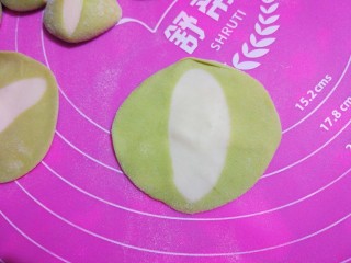 翡翠水饺,擀成中间厚周围薄的面皮。