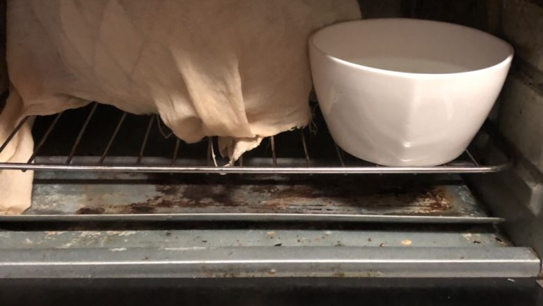 奶香葡萄干吐司,现在天气有点冷，我一般放烤箱里这样发酵比较好，上面盖块湿布，在旁边放一碗刚烧开的水，合上烤箱门，中途水凉了要换几次水.
