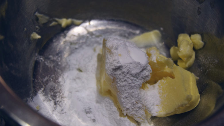 香醇感恩乳酪棒,加入糖粉和盐之花，盐之花一定要提前用擀面杖碾碎，不可以大颗粒就丢进去哦。