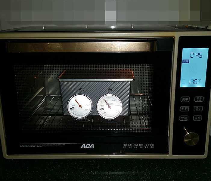 英式水帘拉丝吐司#一次揉面/一次发酵法#,加盖后送入预热好的烤箱下层：上火：145度、下火：170度