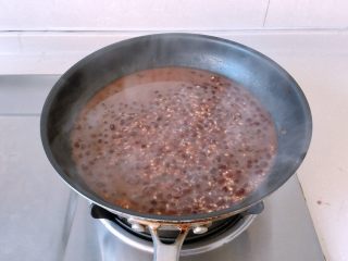 燕麦粒蜜豆小餐包,一碗红豆汤中加入一把燕麦粒、黄油和适量冰糖，小火加盖焖煮